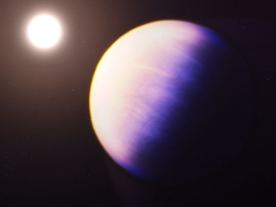 Image_2_-_Exoplanet_WASP-39_b_and_Its_Star_(Illustration)._Credits_-_NASA,_ESA,_CSA,_and_L._Hustak_(STScI)-1661535807552