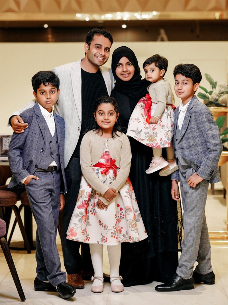 mom-nishad-with-husband-and-children-1662360670846