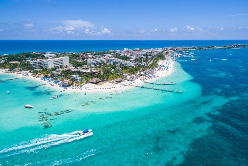 Isla Mujeres Sees First Arrival Of Sargassum On its Most Popular Beach 
